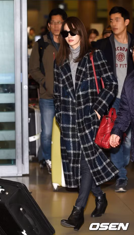Yoona của SNSD là một người ăn mặc khá đơn giản, cho phép người hâm mộ dễ dàng "copy" nếu muốn. Hình ảnh ở sân bay này là câu trả lời hoàn hảo cho những ai còn đang phân vân không biết mặc gì vào mỗi sáng.