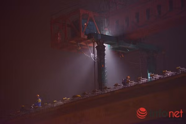 Đoạn công trường qua hồ Hoàng Cầu khá giống với đoạn qua sông Tô Lịch và ngã tư Nguyễn Xiển. Đây là những đoạn không có mặt bằng thi công nên việc nâng, vận chuyển thanh dầm gặp tương đối nhiều khó khăn, ngay cả phiến dầm cũng được sử dụng phương án lao dầm dọc theo tuyến.