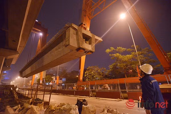 Những phiến dầm lao qua mặt hồ Hoàng Cầu nặng 230 tấn, dài 30m và hiện đã đúc được 731 phiến.