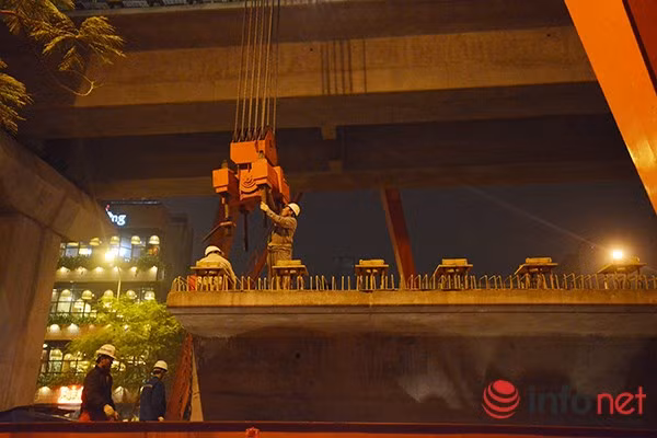 Những phiến dầm có khối lượng hơn 230 tấn sẽ được vận chuyển và lắp đặt lên các mố trụ tại hồ Hoàng Cầu. Đây là một trong những hạng mục quan trọng và khó khăn trong dự án đường sắt trên cao Cát Linh - Hà Đông.