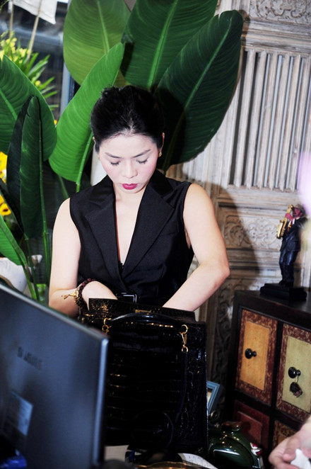 Nữ ca sĩ Lệ Quyên khoe khéo chiếc túi xách Hermes có giá hơn 300 triệu khi tham gia sự kiện khai trương một cửa hàng của nữ diễn viên Lê Hà tại TPHCM.