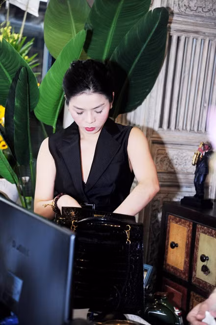 Nữ ca sĩ Lệ Quyên khoe khéo chiếc túi xách Hermes có giá hơn 300 triệu khi tham gia sự kiện khai trương một cửa hàng của nữ diễn viên Lê Hà tại TPHCM.