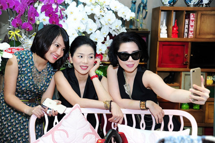 Vốn là giọng ca có cát sê hàng đầu của showbiz, nữ ca sĩ Lệ Quyên hiện có cuộc sống khá giả cùng tổ ấm hạnh phúc của mình với cậu con trai đầu lòng đã được 5 tuổi rưỡi.