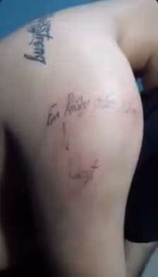 Chủ quán tên Trí cho hay: “Người ta mở tiệm xăm phải mua đồ nghề, đi học, thuê mặt bằng, phải đầu tư rất nhiều chứ đâu có dễ dàng gì. Lúc đầu tin tưởng còn chờ ở trong này, ai ngờ nó ra ngoài và định bỏ trốn. Đi xăm dân chơi đấy sao không trả tiền”.Anh Trí chia sẻ hình xăm của “khách hàng” này phải mất 3 giờ đồng hồ mới hoàn thiện, mất rất nhiều công sức và thời gian. Hơn nữa, đây không phải là lần đầu tiên tiệm bị quỵt tiền xăm cho nên không nhân nhượng được nữa. Sau khi đăng tải trên trang mạng xã hội, câu chuyện quỵt tiền xăm nhận được rất nhiều lượt bình luận và chia sẻ của cộng đồng mạng. Đa số ý kiến cho rằng chủ tiệm khá cao tay khi đưa ra biện pháp xử lý thông minh, tránh những trường hợp tiếp, còn nam thanh niên kia đã nhận được bài học thích đáng cho hành động quỵt tiền xăm.