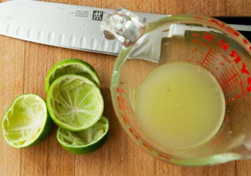 1. Ngậm nước cốt chanh Quả chanh có giá 2 ngàn đồng có tác dụng làm giảm tức thì cơn đau răng ê buốt đó nhé. Trong chanh có chứa axit tự nhiên giúp kháng khuẩn, trị đau răng, sưng nướu tận gốc. Bạn chỉ cần cắt đôi quả chanh, vắt lấy nước cốt rồi pha thêm chút nước lọc và ngậm hỗn hợp này trong khoang miệng chừng 5 phút. Chỉ đơn giản thế thôi cơn đau của bạn sẽ tan biến tức thì.