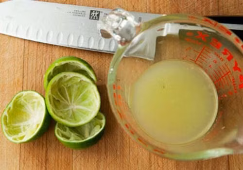 1. Ngậm nước cốt chanh Quả chanh có giá 2 ngàn đồng có tác dụng làm giảm tức thì cơn đau răng ê buốt đó nhé. Trong chanh có chứa axit tự nhiên giúp kháng khuẩn, trị đau răng, sưng nướu tận gốc. Bạn chỉ cần cắt đôi quả chanh, vắt lấy nước cốt rồi pha thêm chút nước lọc và ngậm hỗn hợp này trong khoang miệng chừng 5 phút. Chỉ đơn giản thế thôi cơn đau của bạn sẽ tan biến tức thì.