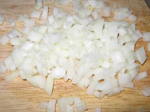 3. Ngậm hành tây Hành tây cũng là một bài thuốc cực kỳ hiệu nghiệm cho những người gặp vấn đề về răng miệng. Trong hành tây có hoạt chất allium, giúp bạn xoa dịu những cơn đau nhức nhanh chóng. Thái hành tây thành miếng nhỏ như hạt lựu rồi đặt lên chỗ răng bị sâu, đau nhức chừng 5 phút để allium tiết ra hết. Áp dụng cách này trong vòng 1 tuần để đạt hiệu quả tối đa.