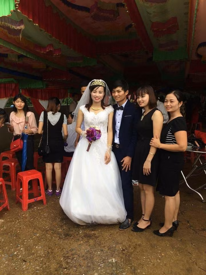 Đám cưới của cặp đôi chị Cao Thị Hồng Lam (xóm 9) và chú rể Ngô Tuấn Dũng (xóm 11) trú xã Hương Giang (Hương Khê, Hà Tĩnh) đã được lên kế hoạch từ mấy tháng trước. Thế nhưng gần ngày cưới, trời mưa như trút cùng với đập thủy điện Hố Hô xả lũ ào ạt khiến nhà dân và mọi tuyến đường ngập nặng. Sáng nay, mặc dù nước đã rút nhưng ở các tuyến đường trong xã vẫn ngập sâu. Vì thế, buộc chú rể Dũng phải đi thuyền đến đón cô dâu về trong ngày lũ lụt ở miền Trung.