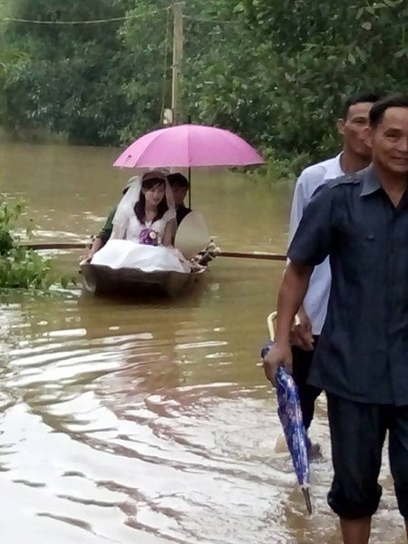 Lễ rước dâu trong lũ lụt vào 10h sáng nay. Tất cả mọi người tham gia lễ rước dâu đều phải xắn quần ngang gối lội nước một quãng đường xa, ở đoạn nước sâu chú rể đã chuẩn bị rất nhiều thuyền để đón dâu về. Trước đó, gần 18h ngày 14/10, thủy điện Hố Hô (giáp Quảng Bình – Hà Tĩnh) bất ngờ xả lũ ồ ạt với lưu lượng 1.800m3/s kèm theo mưa lớn khiến nhiều xã trên địa bàn huyện Hương Khê chìm trong nước lũ, trong đó có xã Hương Giang.