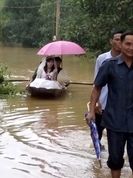 Lễ rước dâu trong lũ lụt vào 10h sáng nay. Tất cả mọi người tham gia lễ rước dâu đều phải xắn quần ngang gối lội nước một quãng đường xa, ở đoạn nước sâu chú rể đã chuẩn bị rất nhiều thuyền để đón dâu về. Trước đó, gần 18h ngày 14/10, thủy điện Hố Hô (giáp Quảng Bình – Hà Tĩnh) bất ngờ xả lũ ồ ạt với lưu lượng 1.800m3/s kèm theo mưa lớn khiến nhiều xã trên địa bàn huyện Hương Khê chìm trong nước lũ, trong đó có xã Hương Giang.