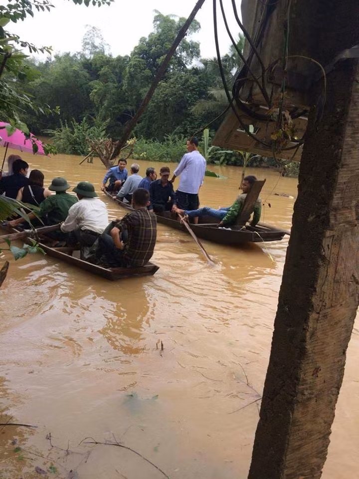 Chèo thuyền đưa dâu về nhà chồng trong mưa lũ.