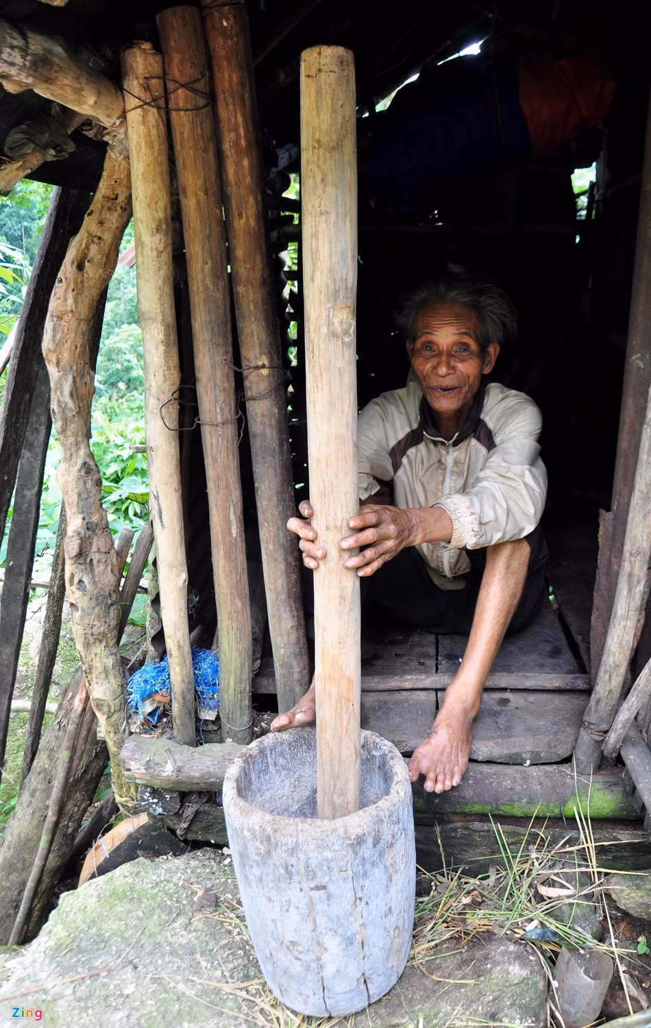 Ông đục đẽo cây rừng làm chày, cối giã lúa thành gạo để nấu ăn.