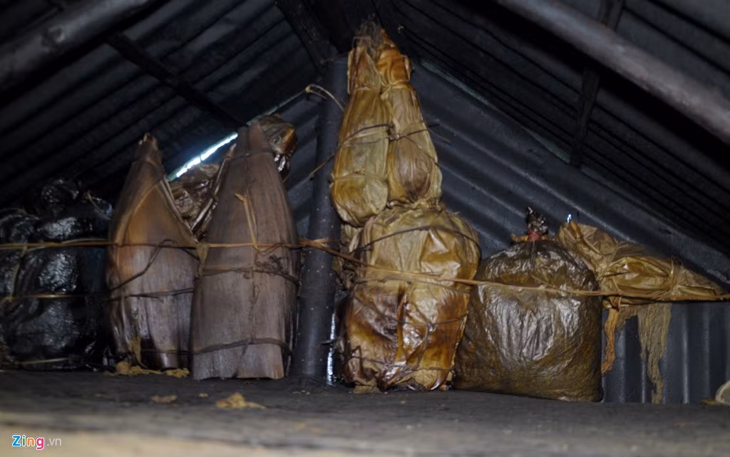 Để chống chọi với tiết trời giá lạnh mùa đông giữa rừng sâu, ông Châu tích trữ thuốc lá, ớt và cây long pot (mỗi khúc củi long pot bằng sải tay có thể giữ lửa âm ỉ đến 3 đêm mà không tắt) vừa giữ lửa vừa sưởi ấm.