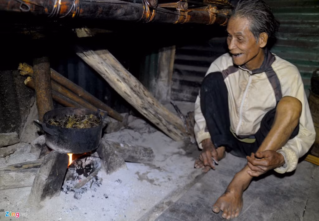 Tận dụng thế núi tự nhiên, ông dựng chòi theo kiểu nhà sàn tựa trên ba tảng đá vững chãi. Gian bếp được ông bố trí trên tảng đá bằng phẳng vừa để nấu ăn, nước chè để uống vừa là nơi ngủ bên bếp lửa ấm áp về đêm.