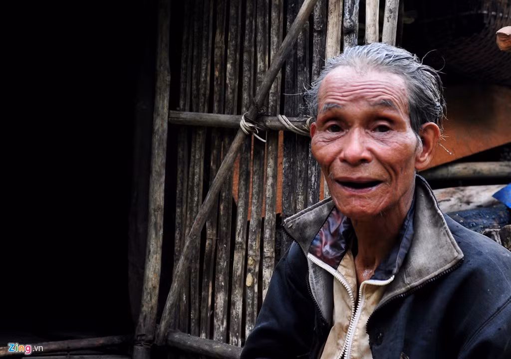 Ông Châu là người đồng bào dân tộc Cor nhưng biết được ba ngôn ngữ: Kinh, H're và Cor. " Tôi sống ở rừng quen rồi nên ở làng đông đúc ồn ào không chịu được. Từ ngày vào đây, tôi dựng tổng cộng 5 cái chòi trên núi để ở, trong đó chủ yếu là lợp bằng lá sộp, mây, lồ ô...Hai năm trước, dân làng hỗ trợ vài tấm tôn để tôi làm lại chòi thứ 5 này để ở đến nay", ông Châu nói.