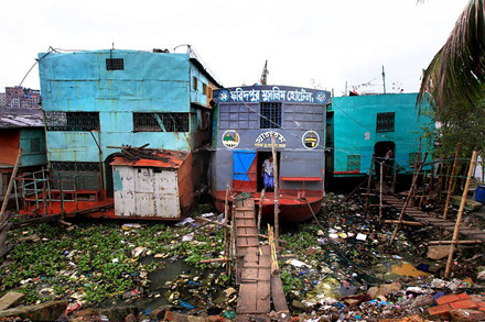 Khách sạn này được tạo thành bởi 5 tàu nhỏ trên sông Buriganga. Khách có thể thuê phòng riêng hoặc phòng ở tập thể. Khách sạn có 48 phòng là các cabin trên tàu.
