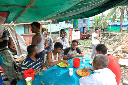 Bất chấp sự tồi tàn của mình, khách sạn Faridpur vẫn rất hút khách là những người buôn bán nhỏ, công nhân và cả du khách, đơn giản bởi giá thuê phòng của nó quá rẻ.