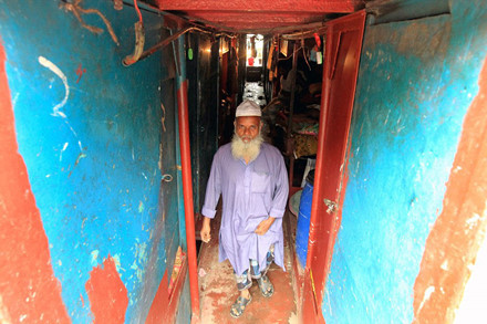 Ông Muhammad Mustafa Miyan, 46 tuổi, chủ của khách sạn tồi tàn này cho biết: "Chúng tôi thường xuyên có 40 khách trọ và phần lớn họ ở dài ngày". Có người như ông Siraj Mohammad - buôn bán hoa quả - đã ở trong những khách sạn nổi kiểu này tới 40 năm. Ông bắt đầu trú tại khách sạn nổi từ trước khi Bangladesh giành độc lập, khi đó trên sông Buriganga còn có 50 khách sạn nổi.