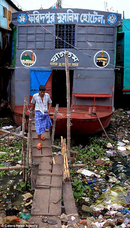 Khách sạn Faridpur đã có "thâm niên" 60 năm hoạt động. Những khách sạn nổi giá "bèo" này bắt đầu xuất hiện từ những năm 1950, lúc đầu chủ yếu phục vụ những người Ấn Độ đến Dhaka buôn bán trên sông Buriganga.