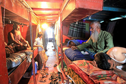 Giường trong khách sạn này trông khá nhếch nhác, chăn gối bừa bộn. Dĩ nhiên là trong phòng không có TV, không có hoa để trang trí, không được phục vụ ăn uống...