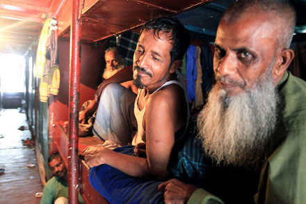 Giống như ông Muhammad Mustafa Miyan, có khoảng 15 người buôn bán khác đã ở những khách sạn nổi trong 20 năm qua. Sự gắn bó này cũng bởi vì giá thuê phòng quá rẻ.