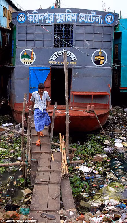 Khách sạn Faridpur đã có "thâm niên" 60 năm hoạt động. Những khách sạn nổi giá "bèo" này bắt đầu xuất hiện từ những năm 1950, lúc đầu chủ yếu phục vụ những người Ấn Độ đến Dhaka buôn bán trên sông Buriganga.