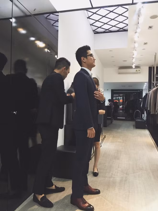 Lần đó, anh xin lỗi Minh Hà và gia đình cô nhưng nhắc đến vợ cũ, anh thẳng thắn không muốn dính dáng đến.