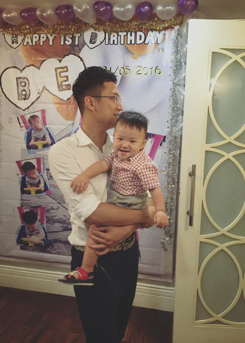 Sau tất cả, diễn viên Chí Nhân trở lại với công việc và dành tình cảm cho con trai.