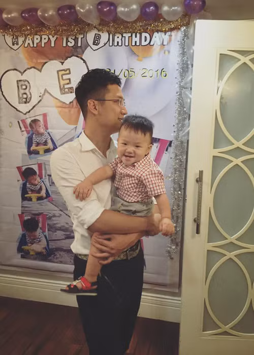 Sau tất cả, diễn viên Chí Nhân trở lại với công việc và dành tình cảm cho con trai.