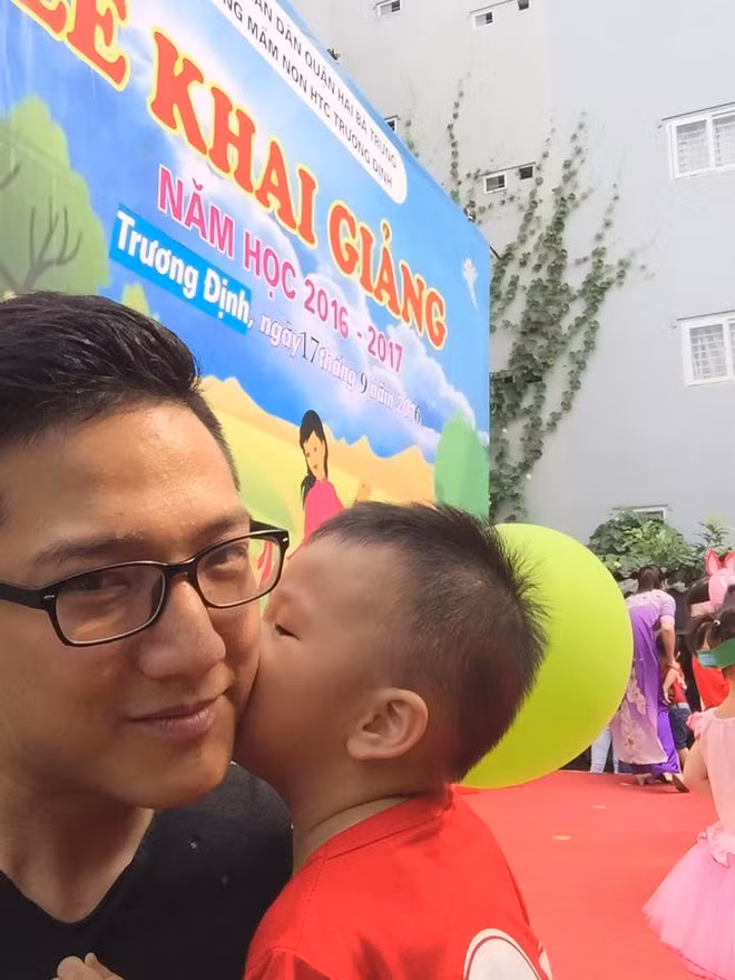 Nam diễn viên điển trai Chí Nhân không muốn vì chuyện của bố mẹ mà cậu con trai nhỏ bị tủi thân.