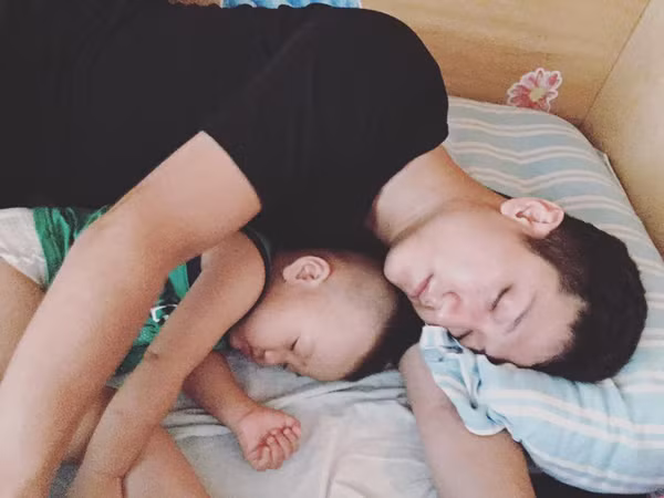 "Ngăn sông cách núi chứ ai đành chia rẽ tình cha. Con trai cố lên, dù có thế nào, Bố luôn là điểm tựa của Be", anh viết.