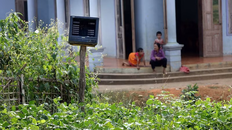 Chừng hơn chục năm nay, người Mường ở Tân Sơn thường mua những chiếc vỏ tivi hỏng làm bàn thờ thổ công do có hình dáng phù hợp lại khá bền.