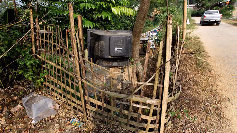 Điểm đặc biệt, những chiếc vỏ tivi này nhất thiết phải được mua không được xin vì theo quan niệm của người dân nơi đây phải mua thì bàn thờ (miếu thờ) mới thiêng mới tỏ lòng kính trọng với trời đất, tổ tiên.