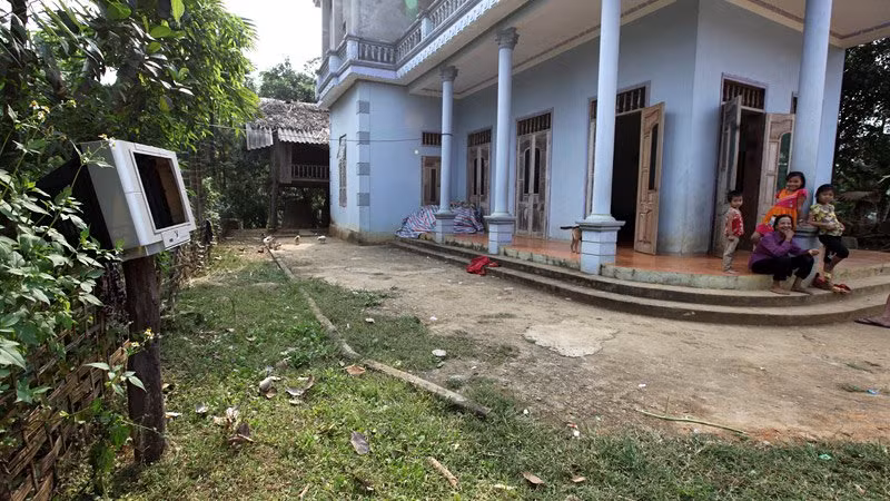 Không phải mất nhiều công làm, giá rẻ chỉ vài chục ngàn đồng nên những chiếc vỏ tivi khá được bà con nơi đây ưa chuộng làm bàn thờ.