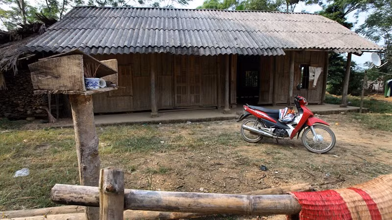 Nhiều gia đình ở Tân Sơn vẫn dùng bàn thờ từ vài mảnh gỗ ghép lại nhưng thường không bền do để ngoài trời.