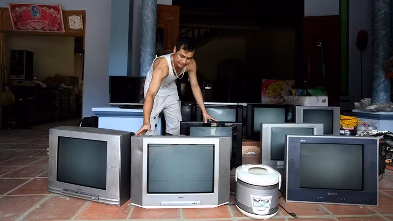 Anh Hà Văn Riền, một chủ hiệu sửa tivi, đồ điện, điện tử ở xóm Nâu, xã Xuân Đài hiện bán khá nhiều loại tivi đời cũ rất cồng kềnh cho biết "Người dân ở đây vẫn dùng nhiều loại tivi này do giá thành rẻ chỉ vài trăm ngàn đồng. Những chiếc vỏ tivi hỏng không thể sửa chữa được bà con mua với giá hai, ba chục ngàn đồng để làm bàn thờ thiên địa".