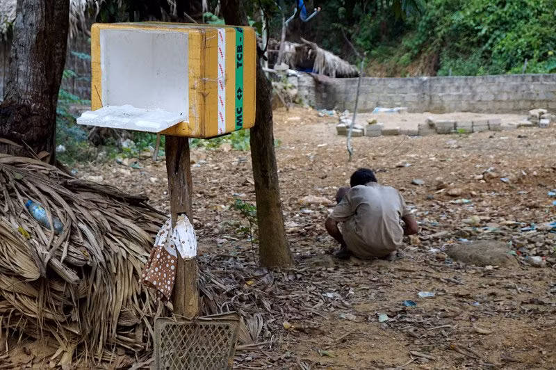 Một chiếc bàn thờ thiên địa làm từ hộp xốp cách nhiệt trước sân một ngôi nhà ở bản Cỏi, xã Xuân Sơn.
