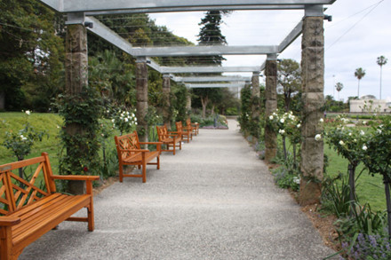 Con đường hoa hồng có hàng ghế để du khách nghỉ chân .