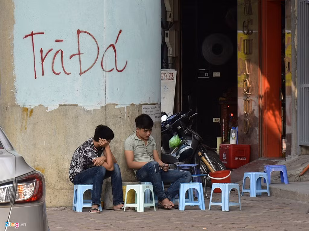 Có hàng trà đá còn phun cả một mảng sơn nền rộng rồi mới nguệch ngoạc tên quán lên trên.