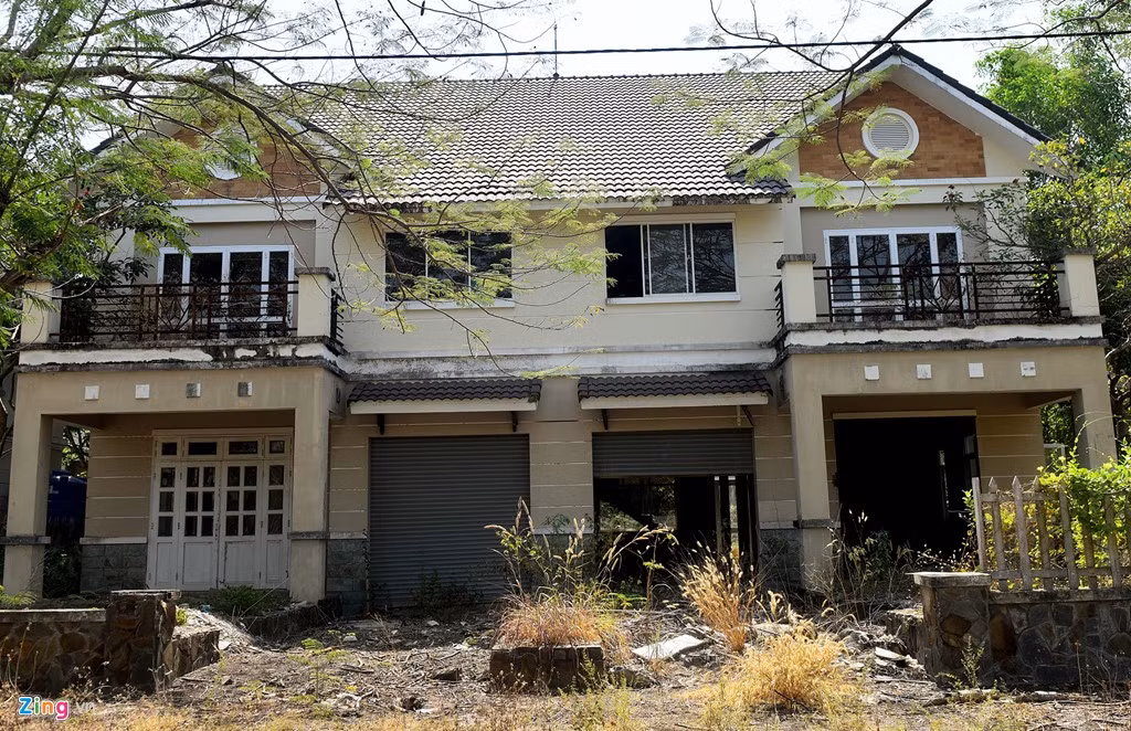 Hai dãy biệt thự với hàng chục căn nằm ở trung tâm dự án có diện tích xây dựng hàng trăm m2, thiết kế giống nhau, nằm tựa lưng vào nhau và đều đang trong quá trình hư hỏng từ ngoài vào trong.