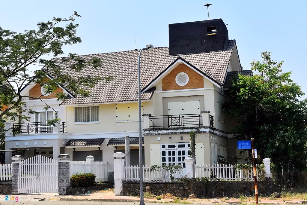 Một số căn khác dùng để nuôi yến. Khu dân cư vắng bóng người nhưng chim yến chao lượn từng đàn, tiếng kêu vang khắp khu vực, tạo nên cảm giác ghê sợ cho những người lần đầu đặt chân tới.