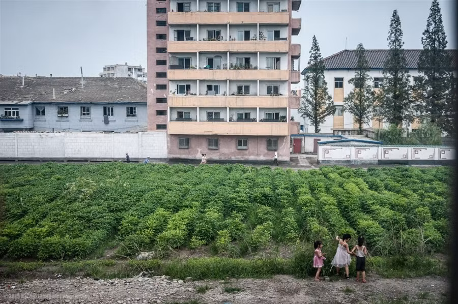 Bức ảnh đầu tiên tôi chụp ở Triều Tiên. Đây là thành phố Sinuiju. Tôi cảm thấy như đang lạc vào phiên bản châu Á của các thành phố Đông Âu từ những năm 1960. Có quy định không được chụp ảnh trên tàu hỏa nhưng những người Triều Tiên cùng tàu với chúng tôi không phàn nàn gì.