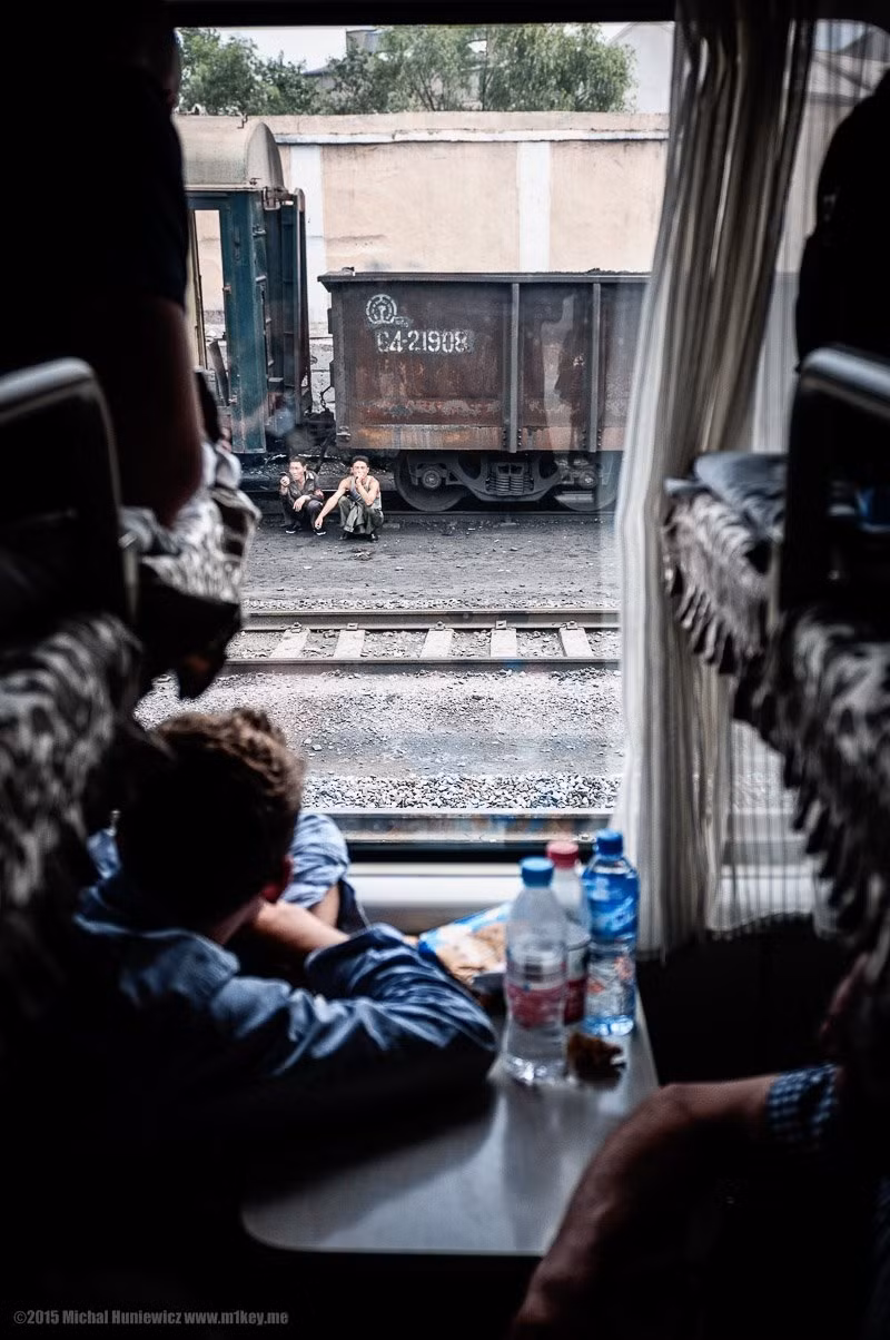 Nếu bạn là người Mỹ, bạn không được phép lên chuyến tàu này mà phải bay từ Trung Quốc sang. Đó là lựa chọn duy nhất.