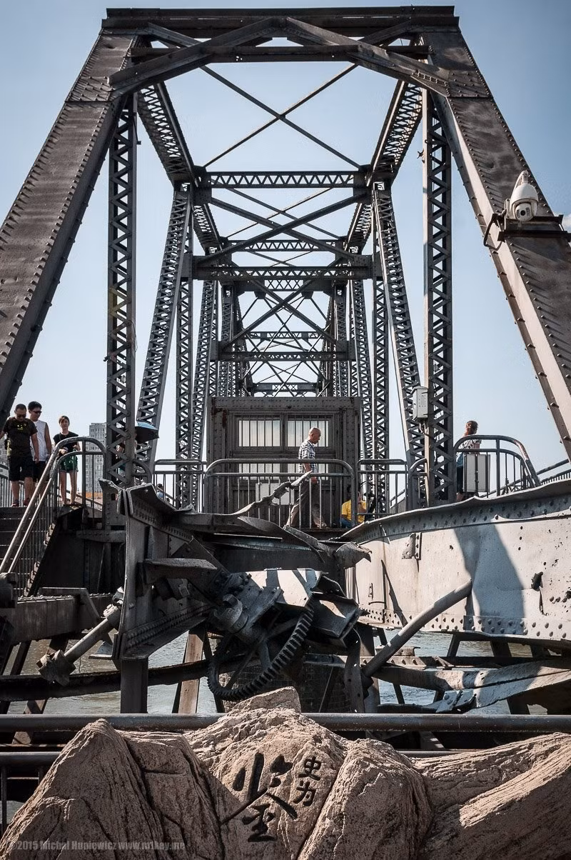 Cầu trên sông Áp Lục nối giữa Trung Quốc và Triều Tiên. Cây cầu này đã bị phá hủy trong chiến tranh Triều Tiên và không thể sử dụng được nữa.