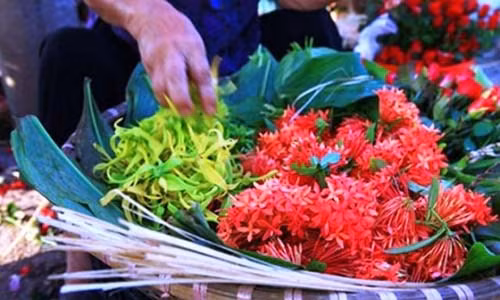 Nhung loai hoa khong nen dang cung len ban tho