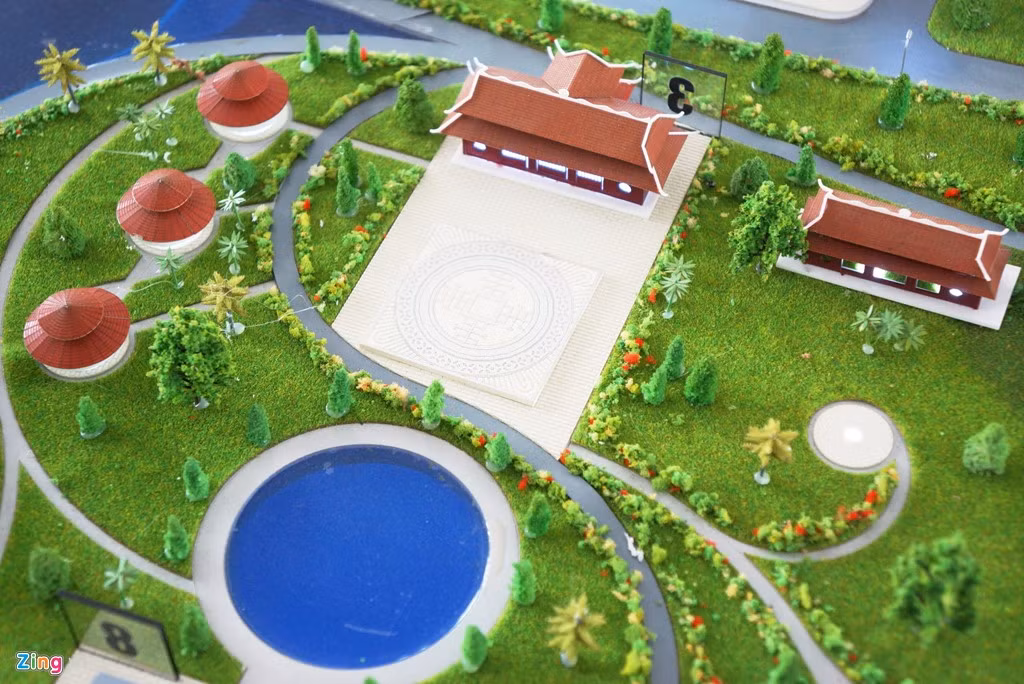 Khu đại đình làng Việt rộng 2.100 m2, sân rộng 5.000 m2, có cấu trúc một ngôi đình cổ dạng cây đa, bến nước, sân đình. Đại đình là ngôi đình lớn đại diện cho thiết chế làng xã của 27 huyện ở Thanh Hoá. Kiến trúc đình được mô phỏng theo đình Gia Miêu. Đình thờ 27 vị thành hoàng của Thanh Hoá, cũng là nơi trình chiếu 3D giới thiệu hình ảnh văn hoá xứ Thanh, tổ chức hội họp, khánh tiết và sinh hoạt cộng đồng khác.