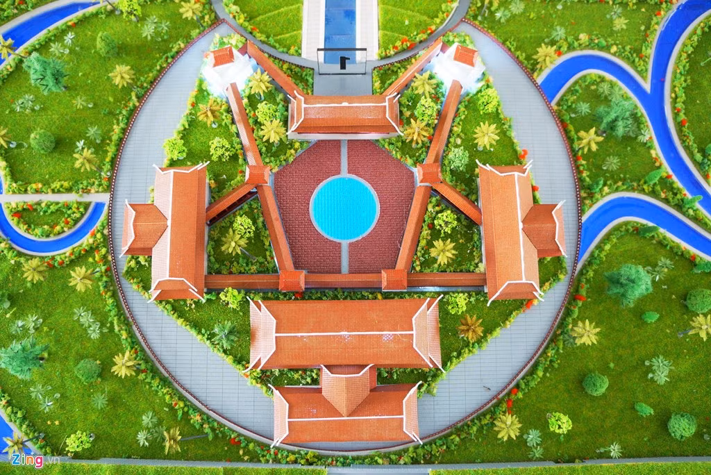 Một công trình lớn trong khuôn viên là Khu đền thờ trăm họ (rộng 5.000 m2): Thờ 183 dòng họ Việt Nam (Bách gia tự). Theo bản thuyết minh, khu đền trăm họ này sẽ không giống những ngôi đền chùa Việt khác, vốn được bố cục phổ biến với hình chữ “Công”, chữ “Đinh” hay nội công ngoại quốc… Đền thờ trăm họ ở đây sẽ được bố cục hình ngôi sao năm cánh “là quốc hồn, quốc thể của người Việt”. Mỗi cánh sao là một điện thờ theo trục thần đạo (trục chính), lần lượt có cổng tam quan, thiên điện, minh đường nội và đại điện. Hai bên tả hữu có tả điện, hữu điện, lầu chuông, lầu trống…