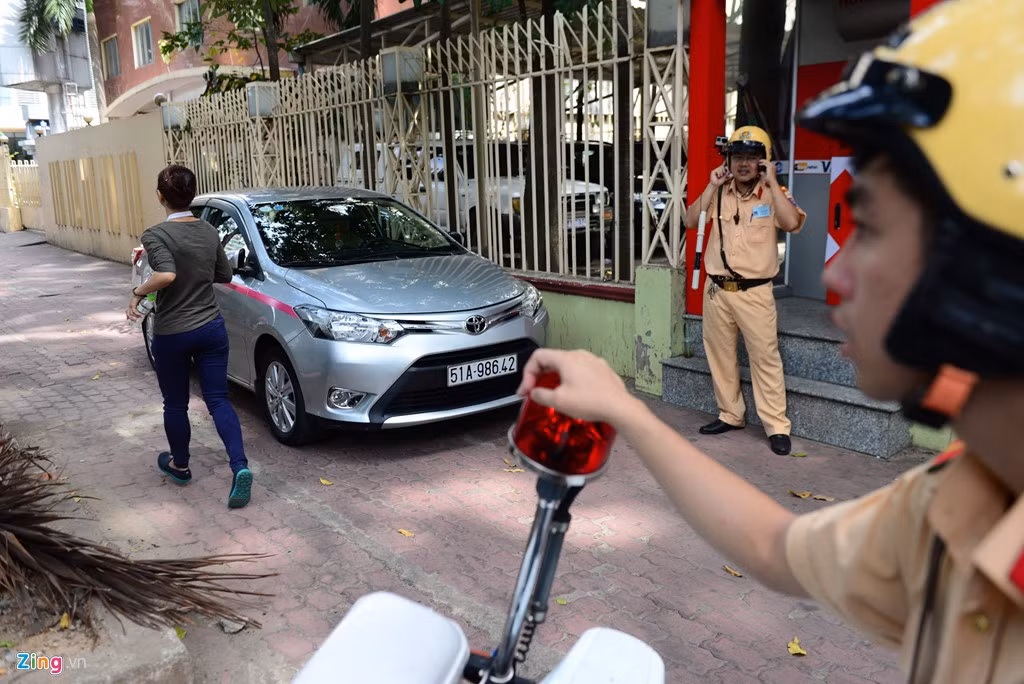 CSGT xử lý xe đậu sai nơi quy định trước Đài Khí tượng Thủy văn khu vực Nam Bộ trên đường Mạc Đỉnh Chi.