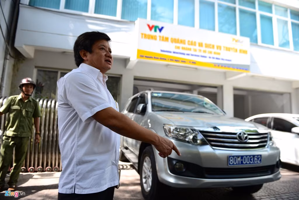 Trước đó, ông Hải cũng cho người xử lý xe biển số xanh 80M - 003.62 đậu chiếm vỉa hè trên đường Nguyễn Bỉnh Khiêm, quận 1.