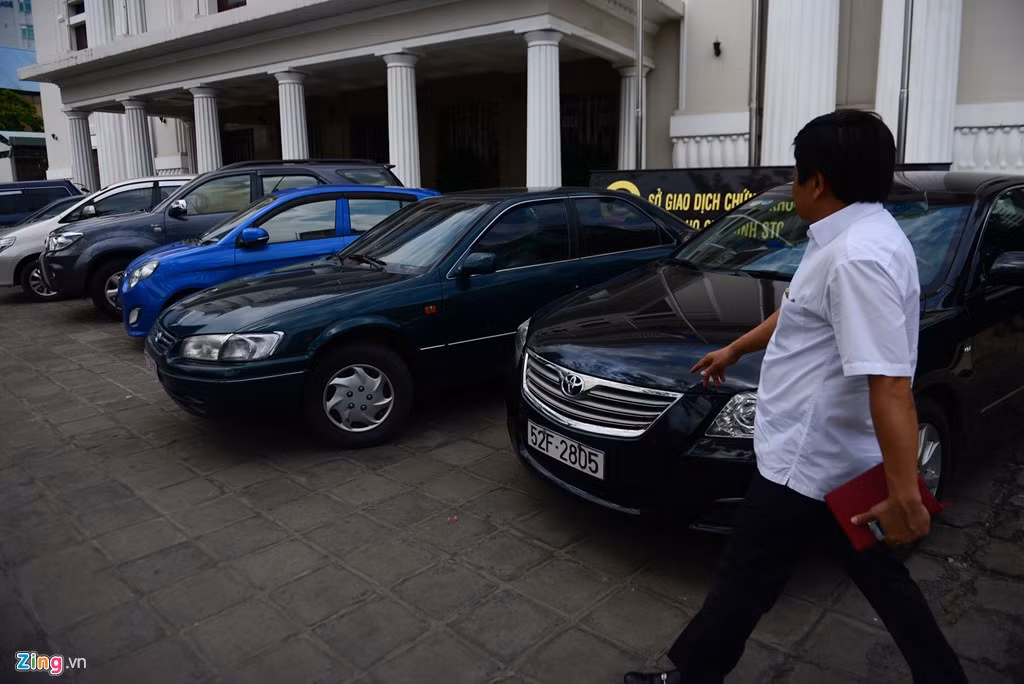 Khi đến đường Võ Văn Kiệt, ông Hải phát hiện 10 ôtô đậu sai nơi quy định trước Sở Giao dịch chứng khoán TP.HCM.